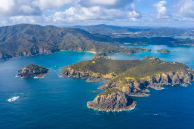 Yeni Zelanda 'daki adalar körfezinin havadan görünüşü