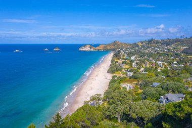 Yeni Zelanda, Coromandel yarımadasındaki Hahei plajının havadan görüntüsü.