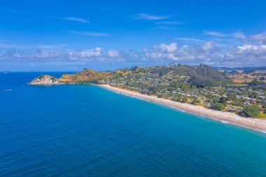Yeni Zelanda, Coromandel yarımadasındaki Hahei plajının havadan görüntüsü.