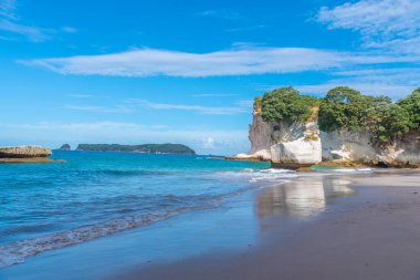 Yeni Zelanda 'daki Coromandel yarımadasındaki Katedral Koyu' nda plaj