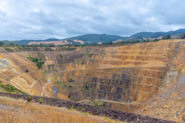 Yeni Zelanda Waihi 'deki Martha madeninin havadan görüntüsü.