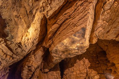 Yeni Zelanda 'daki Ruakuri mağarası