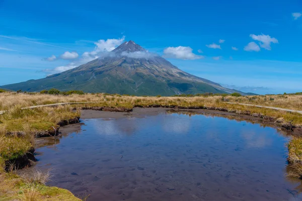 Όρος Taranaki Αντανακλάται Μια Λίμνη Κατά Διάρκεια Μιας Ηλιόλουστης Ημέρας — Φωτογραφία Αρχείου