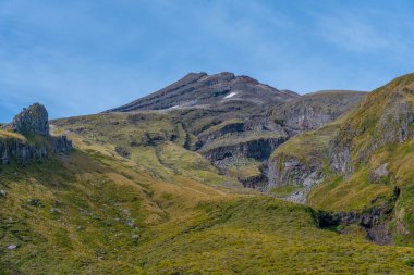 Mt. Taranaki Yeni Zelanda 'da güneşli bir günde izledi