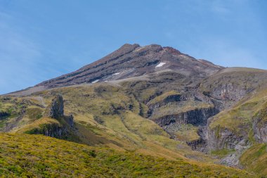 Mt. Taranaki Yeni Zelanda 'da güneşli bir günde izledi