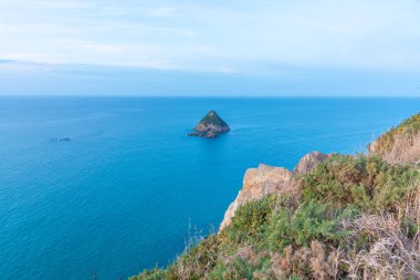 New Plymouth yakınlarındaki Paritutu kayasından Yeni Zelanda 'daki Moturoa adasının günbatımı görüntüsü