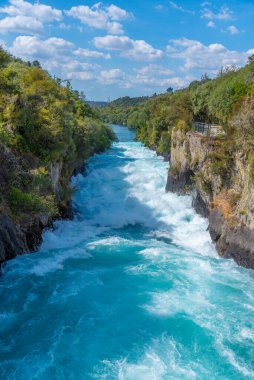 Huka, Yeni Zelanda 'daki Taupo Gölü' ne düştü.