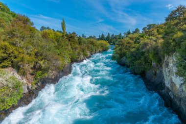Huka, Yeni Zelanda 'daki Taupo Gölü' ne düştü.