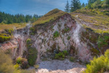 Ay kraterleri - Yeni Zelanda 'da bir jeotermal manzara