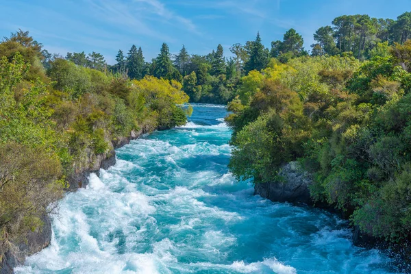 Huka, Yeni Zelanda 'daki Taupo Gölü' ne düştü.