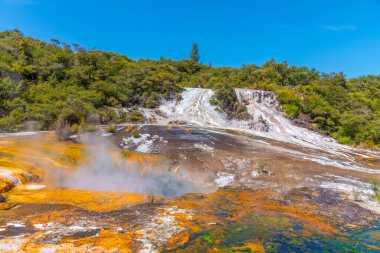 Yeni Zelanda 'daki Orakei Korako' da silikon teraslar