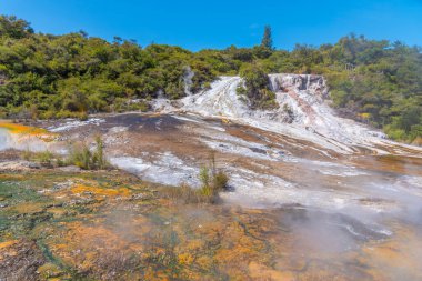 Yeni Zelanda 'daki Orakei Korako' da silikon teraslar
