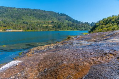 Yeni Zelanda 'daki Orakei Korako' da silikon teraslar