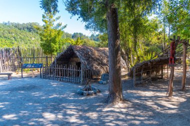 Te Puia, Rotorua, Yeni Zelanda 'daki geleneksel Maori evi