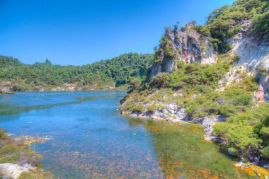 Yeni Zelanda 'nın Waimangu volkanik vadisinde kızarmış tava gölü ve yankı krateri.
