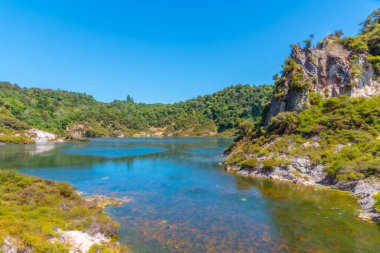 Yeni Zelanda 'nın Waimangu volkanik vadisinde kızarmış tava gölü ve yankı krateri.