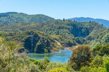 Yeni Zelanda 'nın Waimangu volkanik vadisinde kızarmış tava gölü ve yankı krateri.