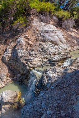 Yeni Zelanda 'daki Wai-O-Tapu' da Ngakoro şelalesi