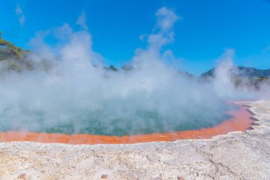 Yeni Zelanda, Wai-O-Tapu 'da şampanya havuzu.