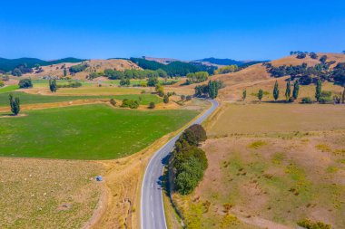 Yeni Zelanda 'daki Kuzey Adası kırsal alanından geçen yol