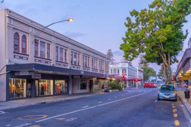 Napier, Yeni Zelanda 'nın merkezindeki Daily Telegraph binasının gün batımı manzarası