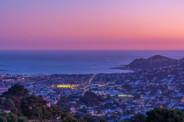 Yeni Zelanda 'nın Wellington banliyösünün günbatımı görüntüsü
