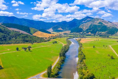 Pelorus Nehri 'nin yanında Yeni Zelanda' nın manzarası