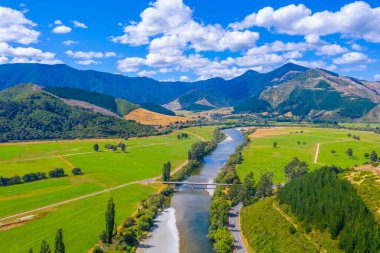 Pelorus Nehri 'nin yanında Yeni Zelanda' nın manzarası