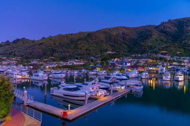 Picton, Yeni Zelanda 'daki marina üzerinde gün batımı manzarası
