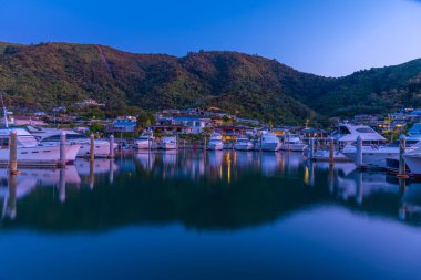 Picton, Yeni Zelanda 'daki marina üzerinde gün batımı manzarası
