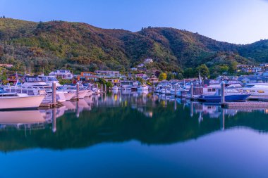Picton, Yeni Zelanda 'daki marina üzerinde gün batımı manzarası