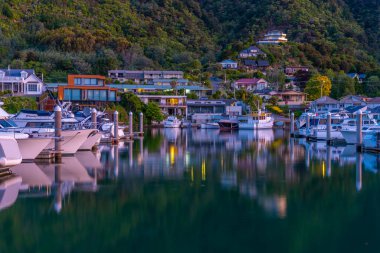 Picton, Yeni Zelanda 'daki marina üzerinde gün batımı manzarası