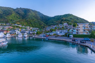 Picton, Yeni Zelanda 'daki marina üzerinde gün batımı manzarası