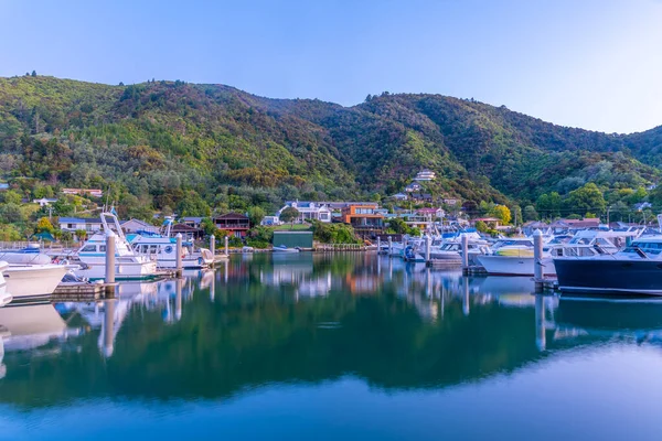 Picton, Yeni Zelanda 'daki marina üzerinde gün batımı manzarası