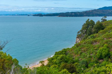 Yeni Zelanda 'daki Abel Tasman Ulusal Parkı' ndaki Coquille Körfezi 'nin havadan görüntüsü