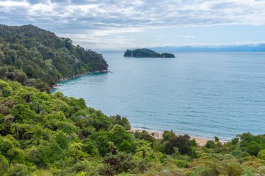 Yeni Zelanda 'daki Abel Tasman Ulusal Parkı' ndaki Coquille Körfezi 'nin havadan görüntüsü