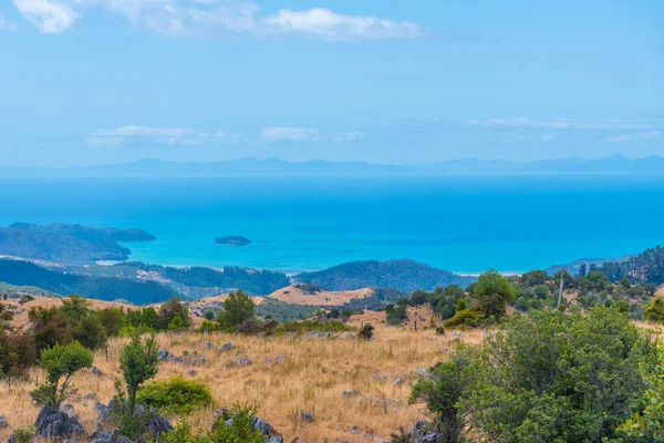 Takaka tepesinin etrafındaki Yeni Zelanda manzarası