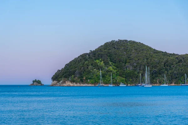 Solnedgång Syn Båtar Förtöjning Vid Torrent Bay Vid Abel Tasman — Stockfoto