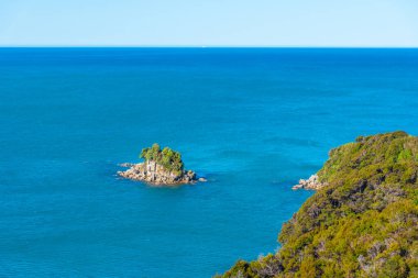 Yeni Zelanda 'daki Abel Tasman ulusal parkının kıyı şeridi görüntüsü