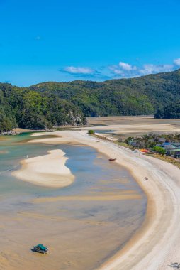 Yeni Zelanda 'daki Abel Tasman Ulusal Parkı' ndaki Torrent Koyu 'nda sahil