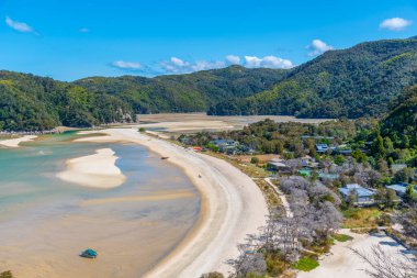 Yeni Zelanda 'daki Abel Tasman Ulusal Parkı' ndaki Torrent Körfezi 'ndeki kumsal manzarası