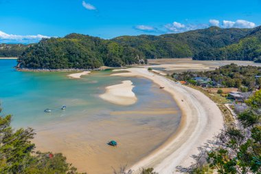 Yeni Zelanda 'daki Abel Tasman Ulusal Parkı' ndaki Torrent Körfezi 'ndeki kumsal manzarası