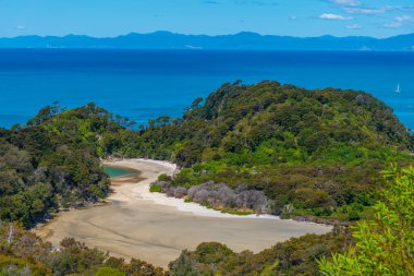Yeni Zelanda 'daki Abel Tasman Ulusal Parkı' ndaki Fransız Koyu 'nun havadan görüntüsü.
