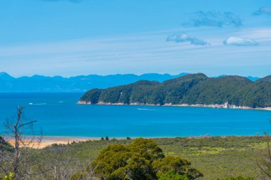 Yeni Zelanda 'daki Abel Tasman Ulusal Parkı' ndaki Onetahuti plajının havadan görüntüsü