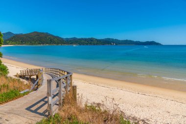 Awaroa plajı Yeni Zelanda 'daki Abel Tasman Ulusal Parkı