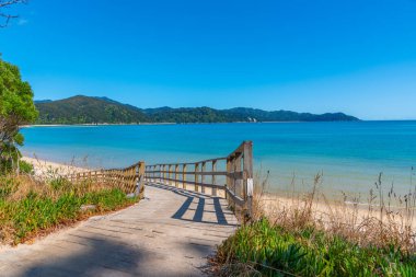 Awaroa plajı Yeni Zelanda 'daki Abel Tasman Ulusal Parkı