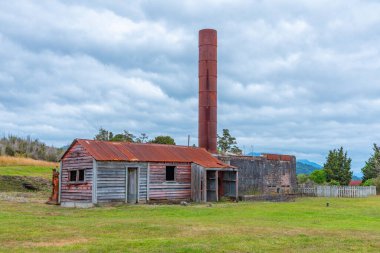 Yeni Zelanda 'daki Waiuta hayalet kasabasında terk edilmiş binalar.