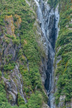 Yeni Zelanda 'daki Franz Josef buzulunda şelaleler