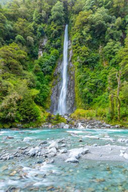 Thunder Creek Yeni Zelanda 'ya düştü