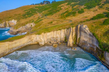 Dunedin, Yeni Zelanda yakınlarındaki Tünel plajının hava görüntüsü.